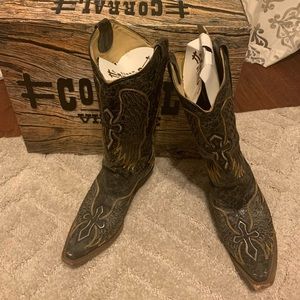 Corral Cross and Wing stitch western boots.
